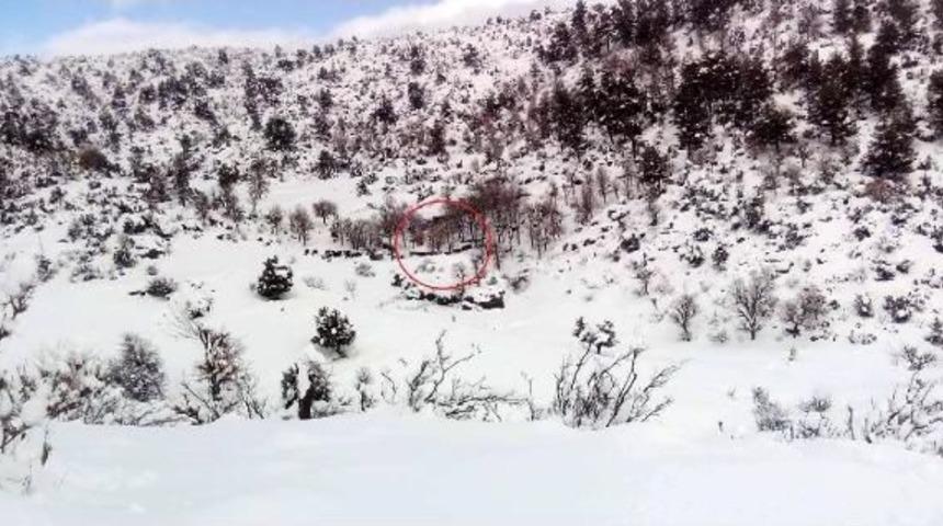 &Ccedil;oban, &Ccedil;atısı &Ccedil;&ouml;ken Ağılda Can Verdi