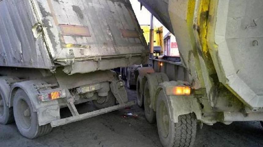 2 Tır Arasında Sıkışan S&uuml;r&uuml;c&uuml; Yaralandı