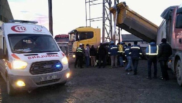 2 Tır Arasında Sıkışan Sürücü Yaralandı