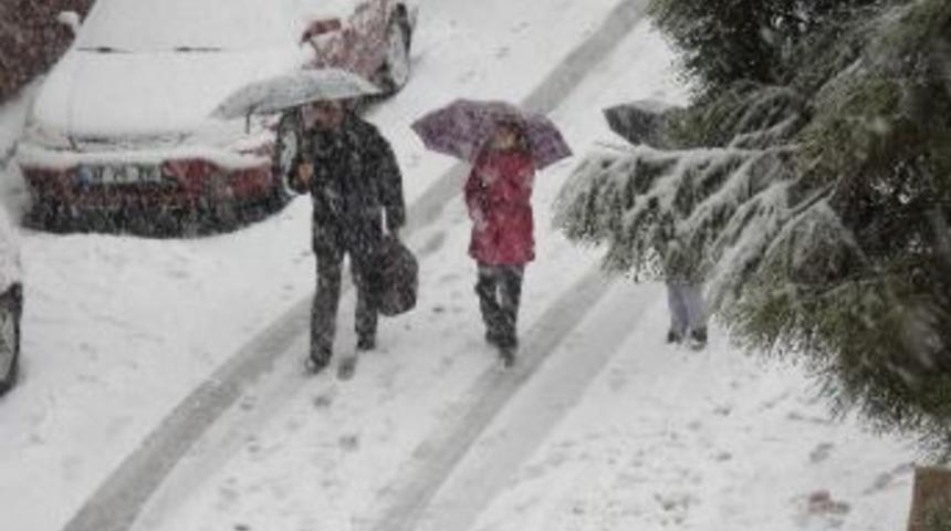 Demirci&rsquo;de &Ouml;ğrencilere Kar Tatili