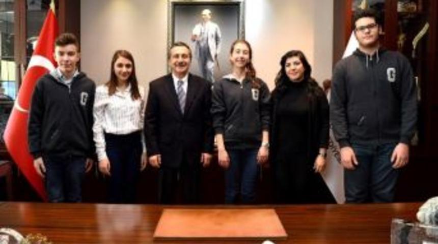 &Ouml;ğrenciler Yabancılar İ&ccedil;in Yaşam Rehberi Hazırladı