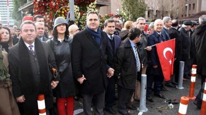 Avukatlar, İzmir Adliyesi'ne Saldırıyı 'insan Zinciri' Oluşturarak Protesto Etti