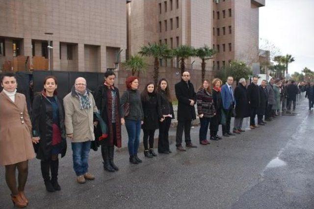 Avukatlar, İzmir Adliyesi'ne Saldırıyı 'insan Zinciri' Oluşturarak Protesto Etti