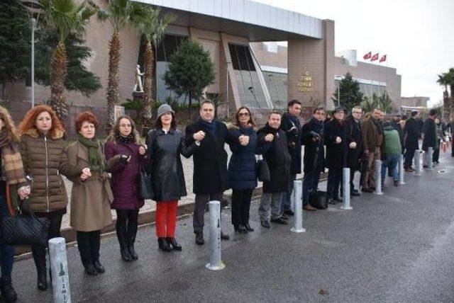 Avukatlar, İzmir Adliyesi'ne Saldırıyı 'insan Zinciri' Oluşturarak Protesto Etti