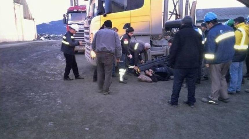 İki Kamyonun Arasında Sıkışan Şof&ouml;r Yaralandı