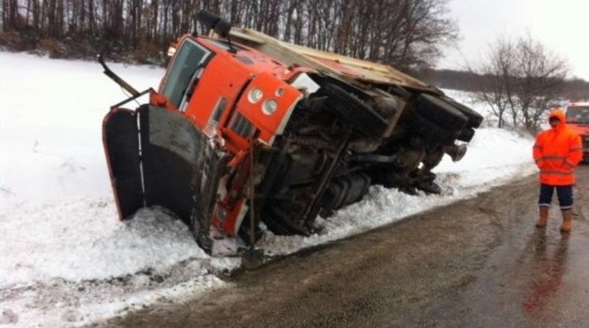 Kar K&uuml;r&uuml;me Ve Tuzlama Aracı Kaza Yaptı: 1 Yaralı