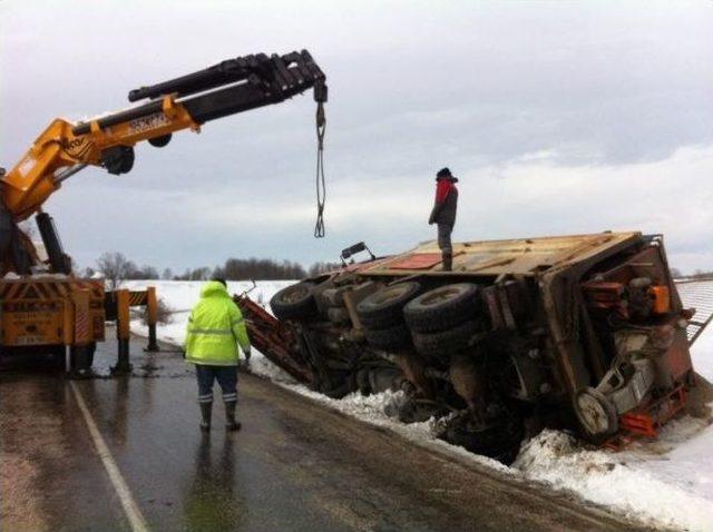 Kar K&uuml;r&uuml;me Ve Tuzlama Aracı Kaza Yaptı: 1 Yaralı 1