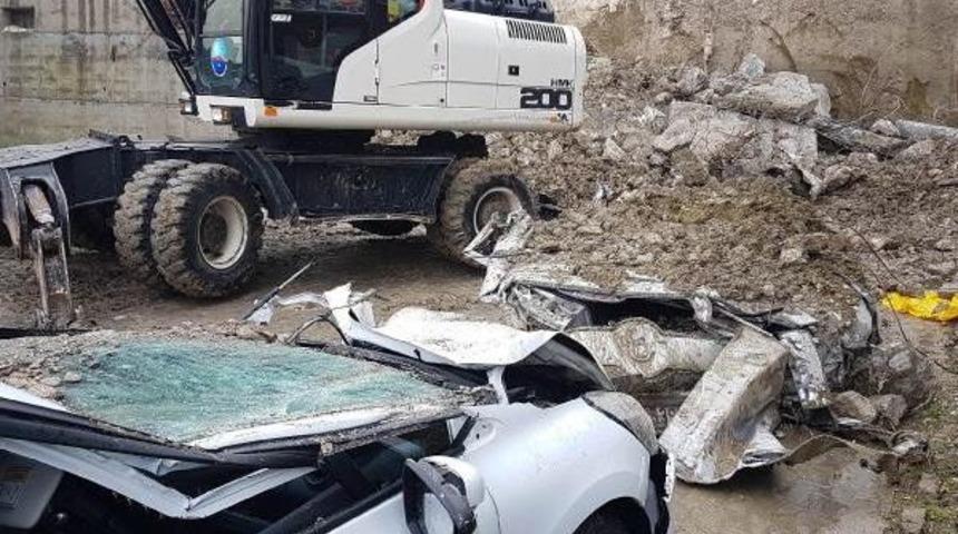 İstinat Duvarı Çöktü; 2 Araç Altında Kaldı