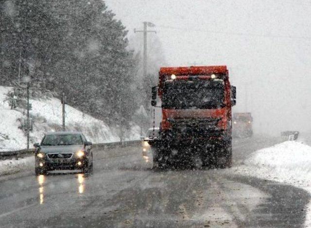 Bolu Dağı'nda Kar Ulaşımı Yavaşlattı