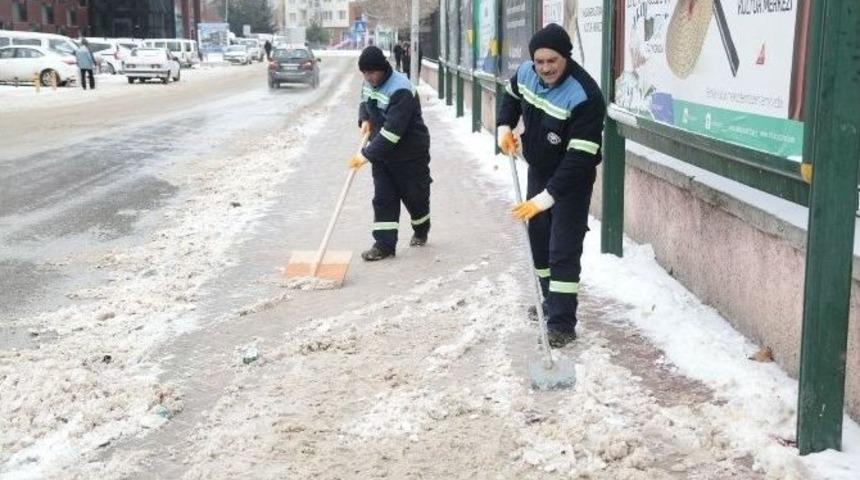 Odunpazarı&rsquo;nda Biriken Kar Ve Buz K&uuml;tleleri Temizleniyor