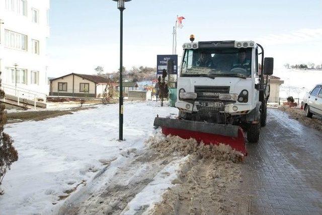 Odunpazarı’nda Biriken Kar Ve Buz Kütleleri Temizleniyor