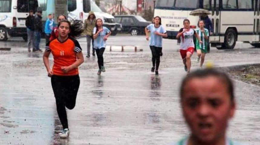 Zonguldak'ta Yağmur Altında Kros