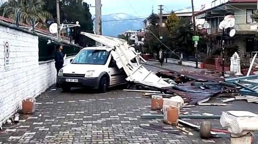 Balıkesir&rsquo;de Hortum Yıktı Ge&ccedil;ti