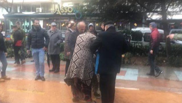İzmit te Kadınlar Sa&ccedil; Sa&ccedil;a Baş Başa Kavga Etti 2