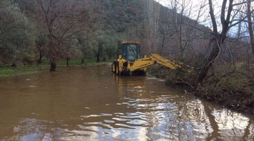 Burhaniye&rsquo;de Belediyenin Yağmur Mesaisi
