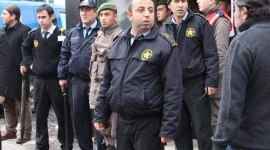 Jandarma Sedyede Ifade Almak Isteyince Olay &Ccedil;ıktı; 13 G&ouml;zaltı