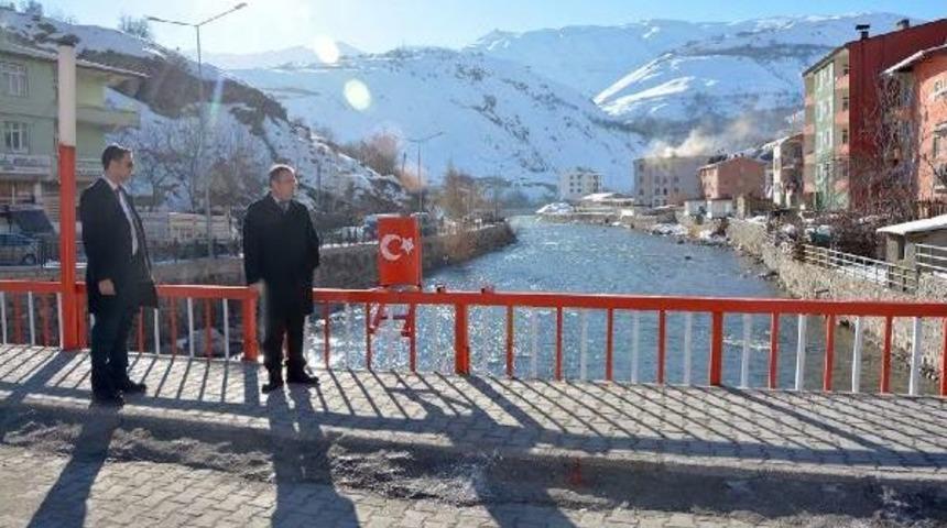 Yeşil, Sarı, Kırmızı Renkli K&ouml;pr&uuml;, Kırmızı Ve Beyaza Boyandı