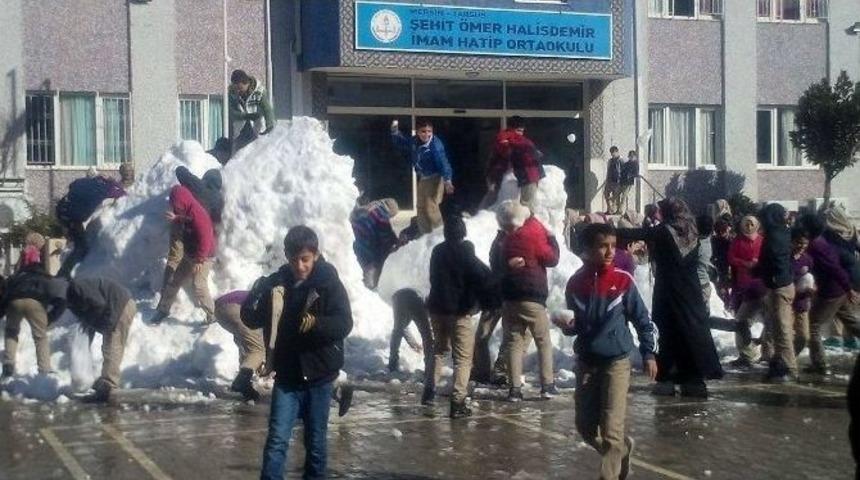 Tarsus&rsquo;ta &Ouml;ğrencilerin Kar Sevinci