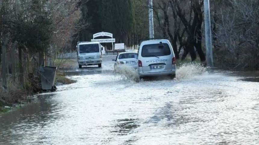 Burhaniye&rsquo;de Yağmurlar Zeytine İla&ccedil; Olurken, Trafiği Aksattı