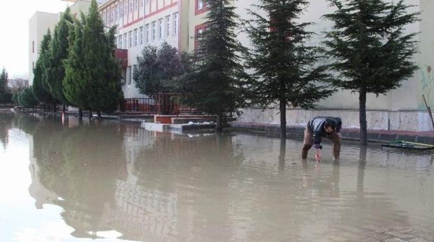 Okul Bah&ccedil;esi G&ouml;le D&ouml;nd&uuml;, &Ouml;ğrenciler Teneff&uuml;se &Ccedil;ıkamadı