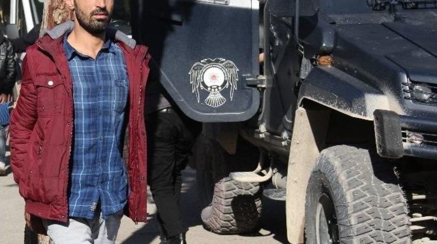 Polise Taş Atan Pkk Yandaşına 3 Yıl 1 Ay 15 G&uuml;n Hapis Cezası