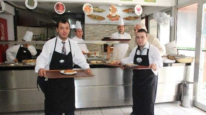 Zihinsel Engelli &Ouml;ğrenciler Garson Oldu