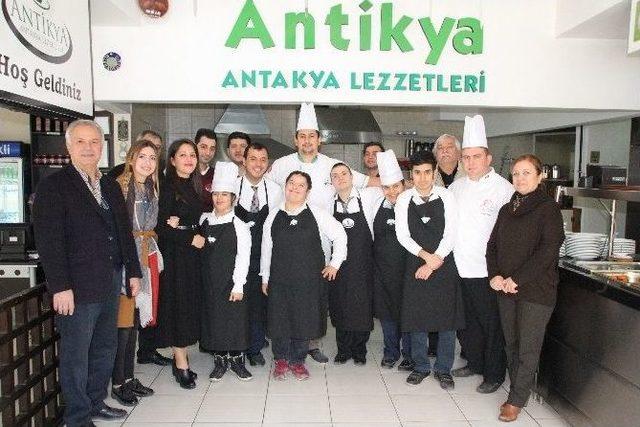 Zihinsel Engelli &Ouml;ğrenciler Garson Oldu 1