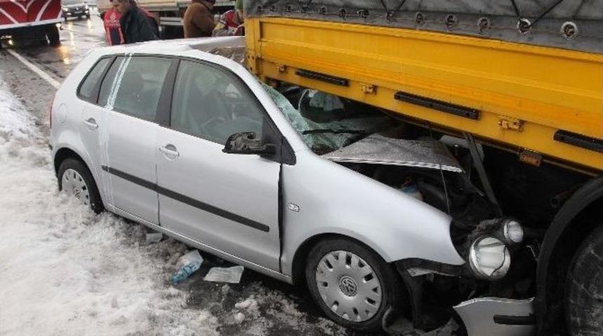 Buz Tutan Yol Kazaya Neden Oldu: 3 Yaralı