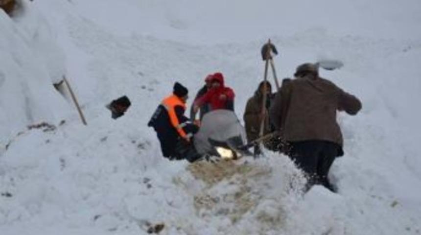 &Ccedil;ığ Altında Kalan Vatandaşın Kurtarılma Anı Kameralara Yansıdı