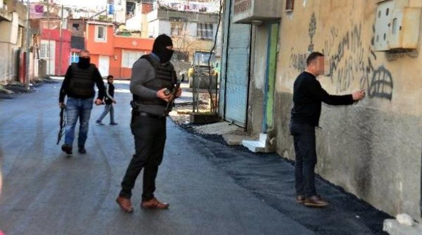 Polis Duvar Yazılarını Tek Tek Sildi