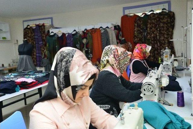 Tokatlı Kadınlar İhtiyaç Sahipleri İçin Kışlık Kıyafet Dikti 1