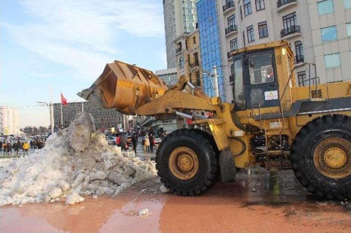 Taksim Meydanı&rsquo;ndaki Karlar İş Makinaları İle Temizlendi
