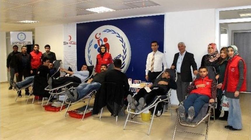 Gen&ccedil;lik Merkezinden Kan Bağışı Kampanyasına Destek