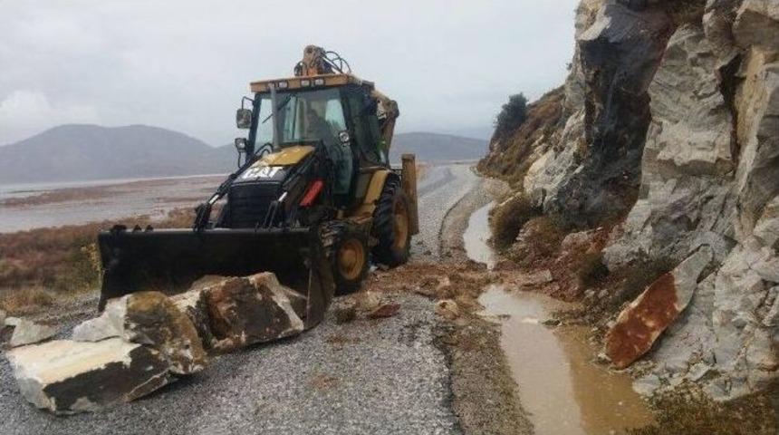 Ser&ccedil;in Kışlak Yoluna Dev Kayalar Yuvarlandı