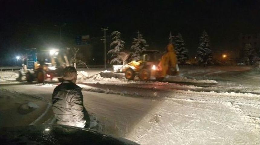 Akşehir&rsquo;de Kar Temizleme &Ccedil;alışmaları S&uuml;r&uuml;yor