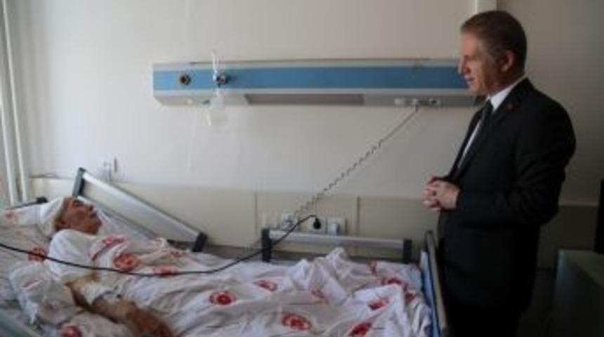 Vali G&uuml;l, Aşık Veysel&rsquo;in Oğlunu Hastanede Ziyaret Etti
