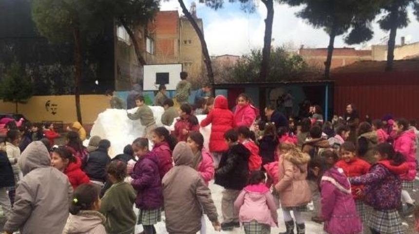 Kar Yağmayınca Okulun Bah&ccedil;esine Kamyonlarla Kar Getirdi