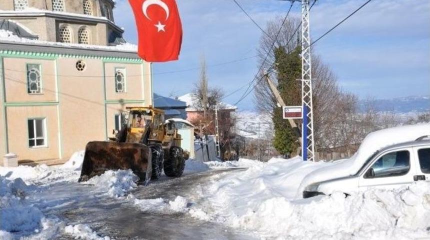 Kırsalda Kar Temizliği S&uuml;r&uuml;yor