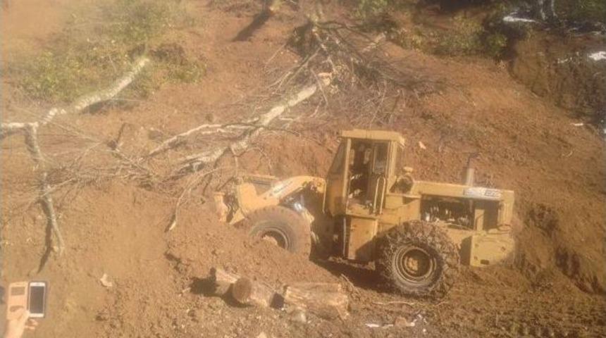 G&uuml;melide Heyelan Sonrası Yollar Onarılıyor