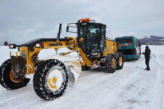 Halk Otobüsü Kara Saplandı Yolcular 1 Saat Mahsur Kaldı