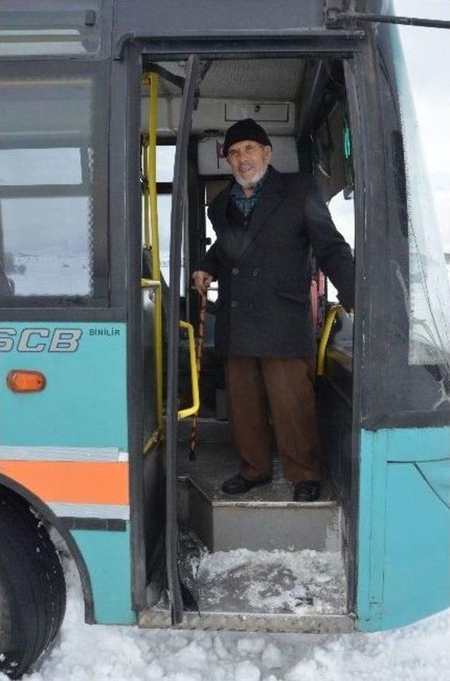 Halk Otobüsü Kara Saplandı Yolcular 1 Saat Mahsur Kaldı