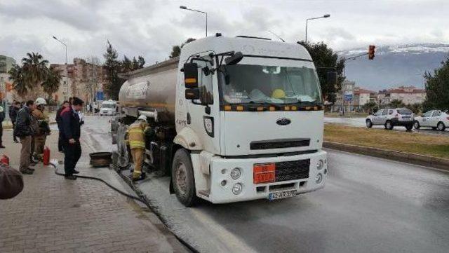 Lastiği Bomba Gibi Patlayan Tanker Korkuttu