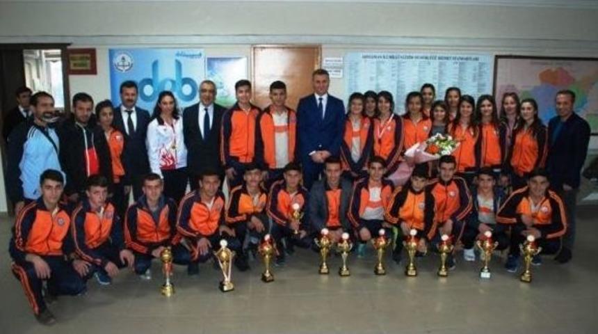 Başarılı Sporcular M&uuml;d&uuml;r Kızılkaya İle Bir Araya Geldi