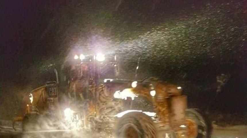 Antalya B&uuml;y&uuml;kşehir Karla M&uuml;cadeleye Devam Ediyor