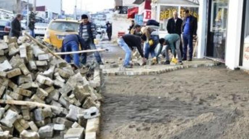 Erciş Belediyesinden Kaldırım Onarım &Ccedil;alışması