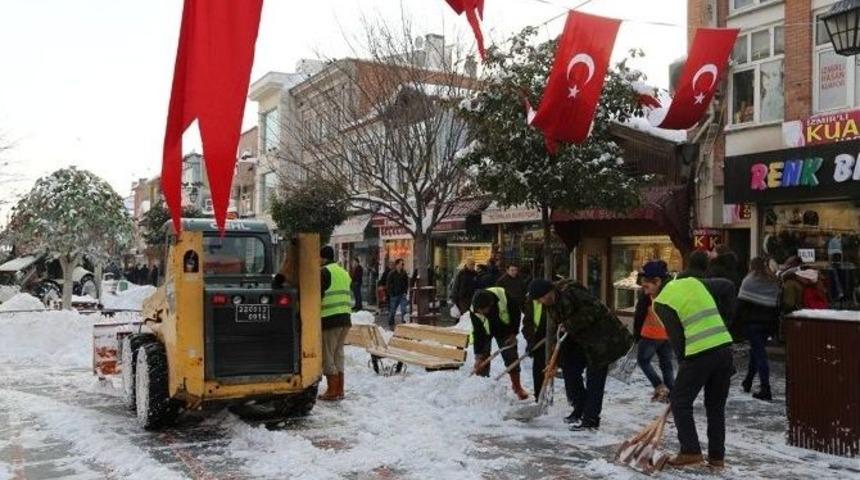 Caddeler Ve Ara Sokaklar Kardan Temizleniyor