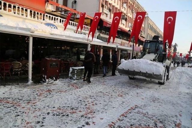 Caddeler Ve Ara Sokaklar Kardan Temizleniyor