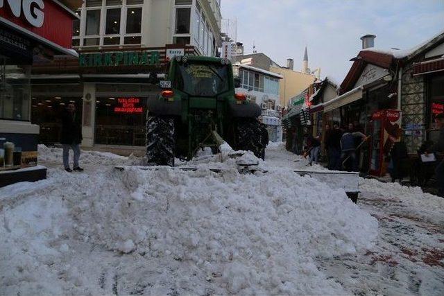 Caddeler Ve Ara Sokaklar Kardan Temizleniyor