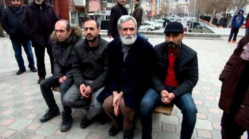 Her G&uuml;n Oturma Eylemi Yapıp 227 Lira Ceza &Ouml;d&uuml;yorlar