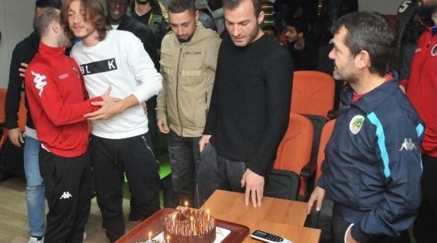 Alanyasporlu Taha Yal&ccedil;ıner&rsquo;e Doğum G&uuml;n&uuml; S&uuml;rprizi